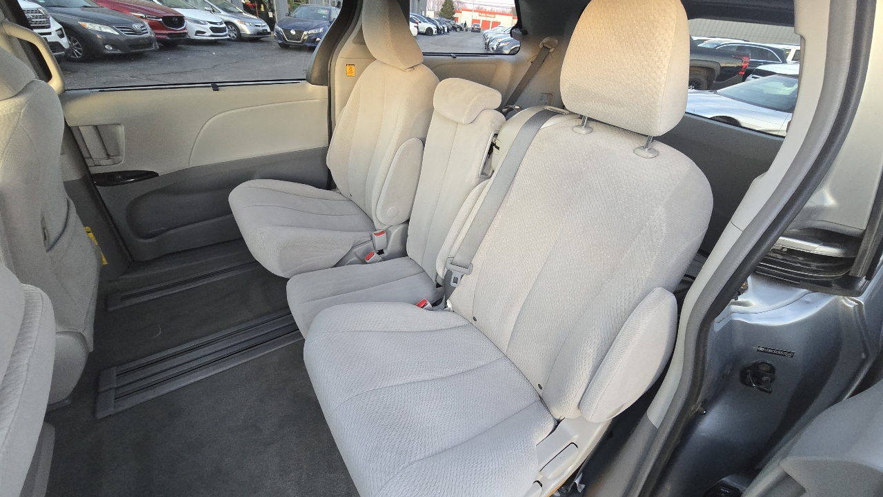 Toyota Sienna LE FWD 8-Passenger V6 2013
