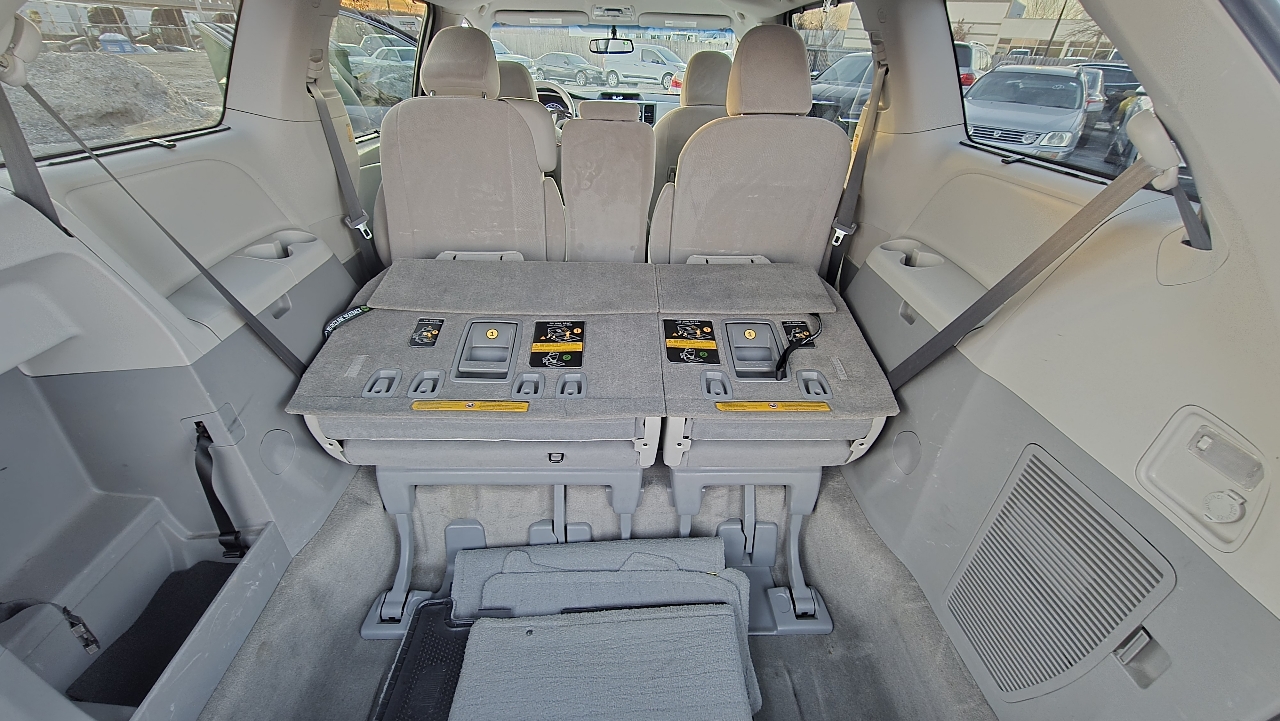 Toyota Sienna LE FWD 8-Passenger V6 2013