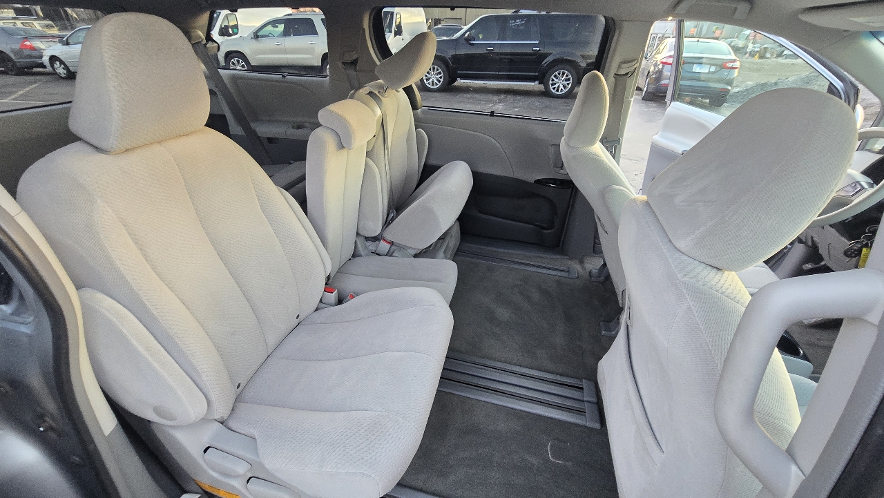 Toyota Sienna LE FWD 8-Passenger V6 2013