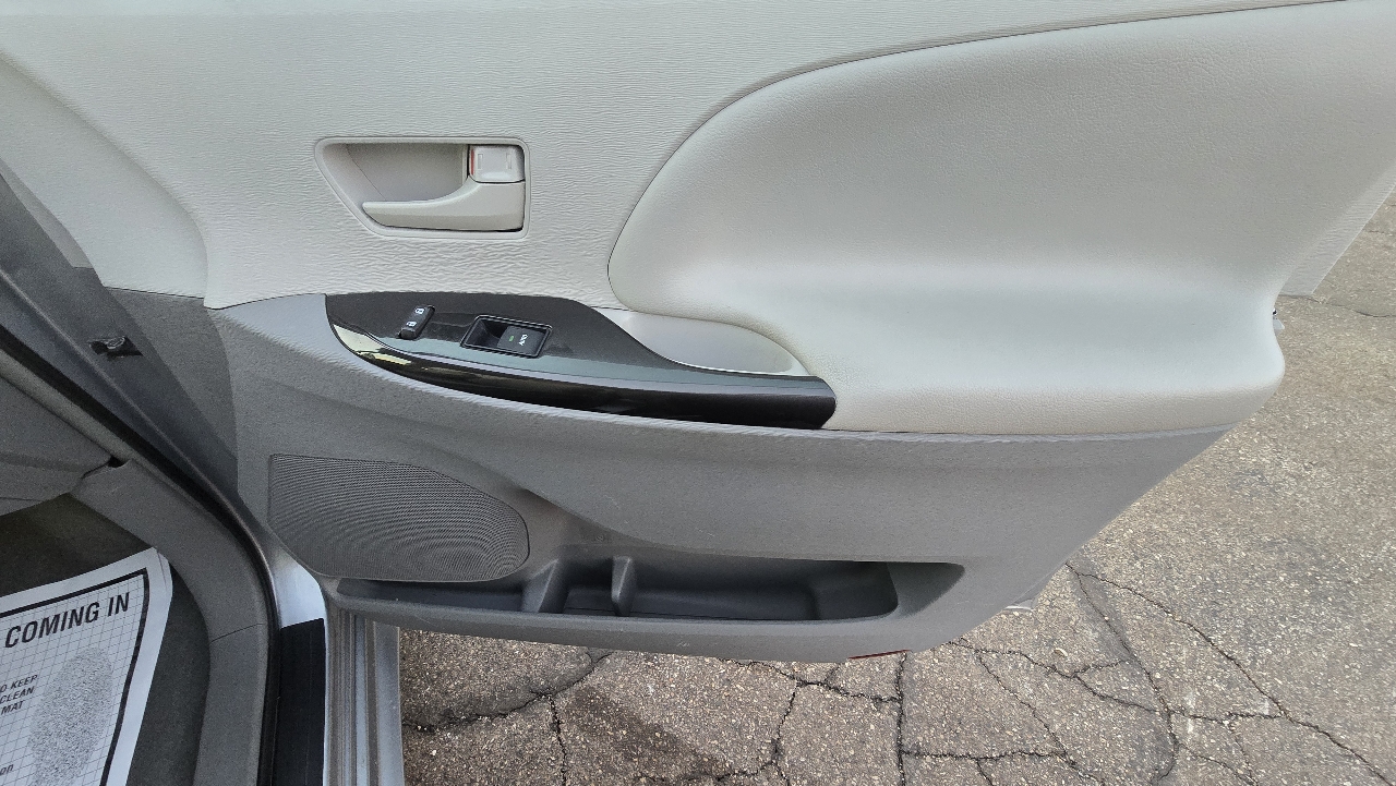 Toyota Sienna LE FWD 8-Passenger V6 2013