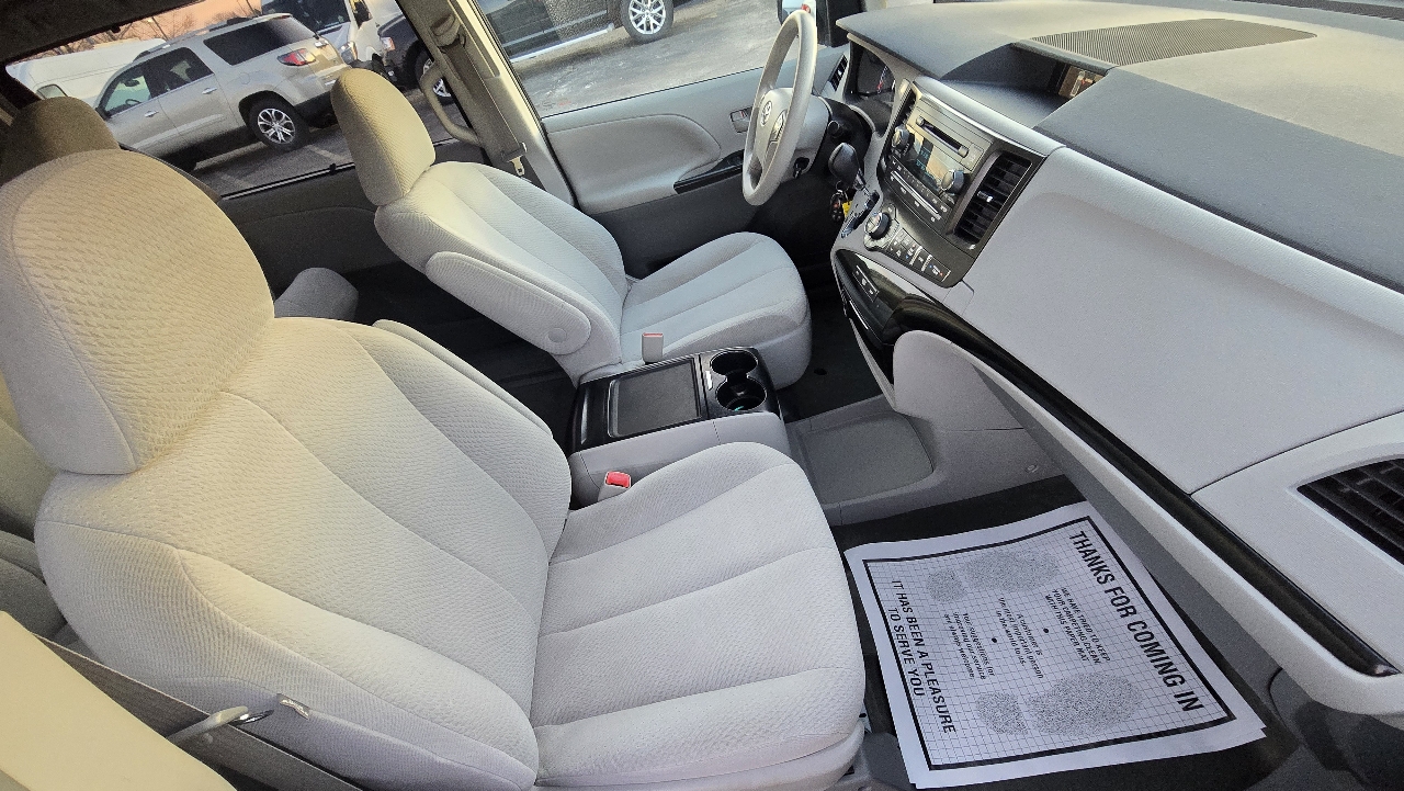 Toyota Sienna LE FWD 8-Passenger V6 2013