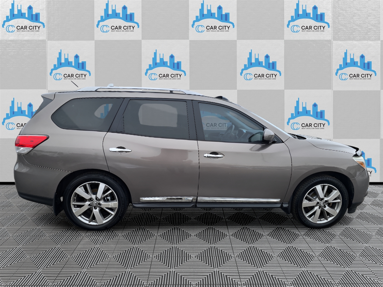 Nissan Pathfinder Platinum 4WD 2013