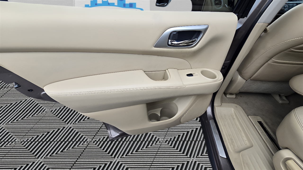 Nissan Pathfinder Platinum 4WD 2013