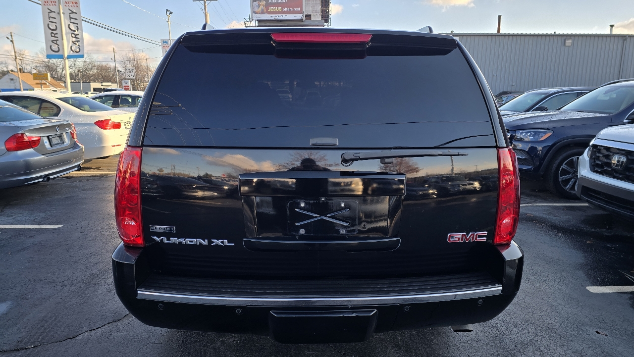 GMC Yukon Denali XL 4WD 2011