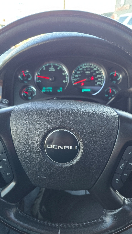 GMC Yukon Denali XL 4WD 2011