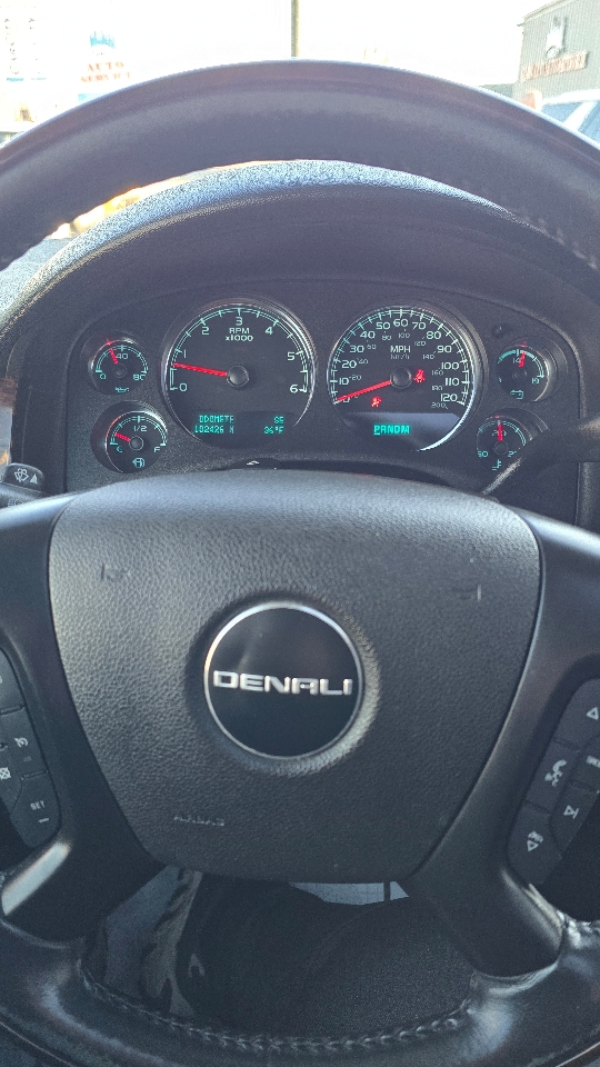 GMC Yukon Denali XL 4WD 2011