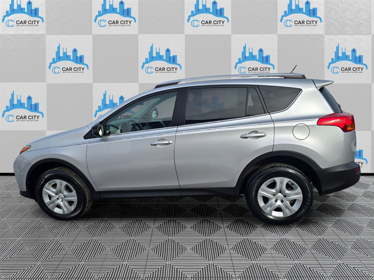 Toyota RAV4 LE FWD 2014