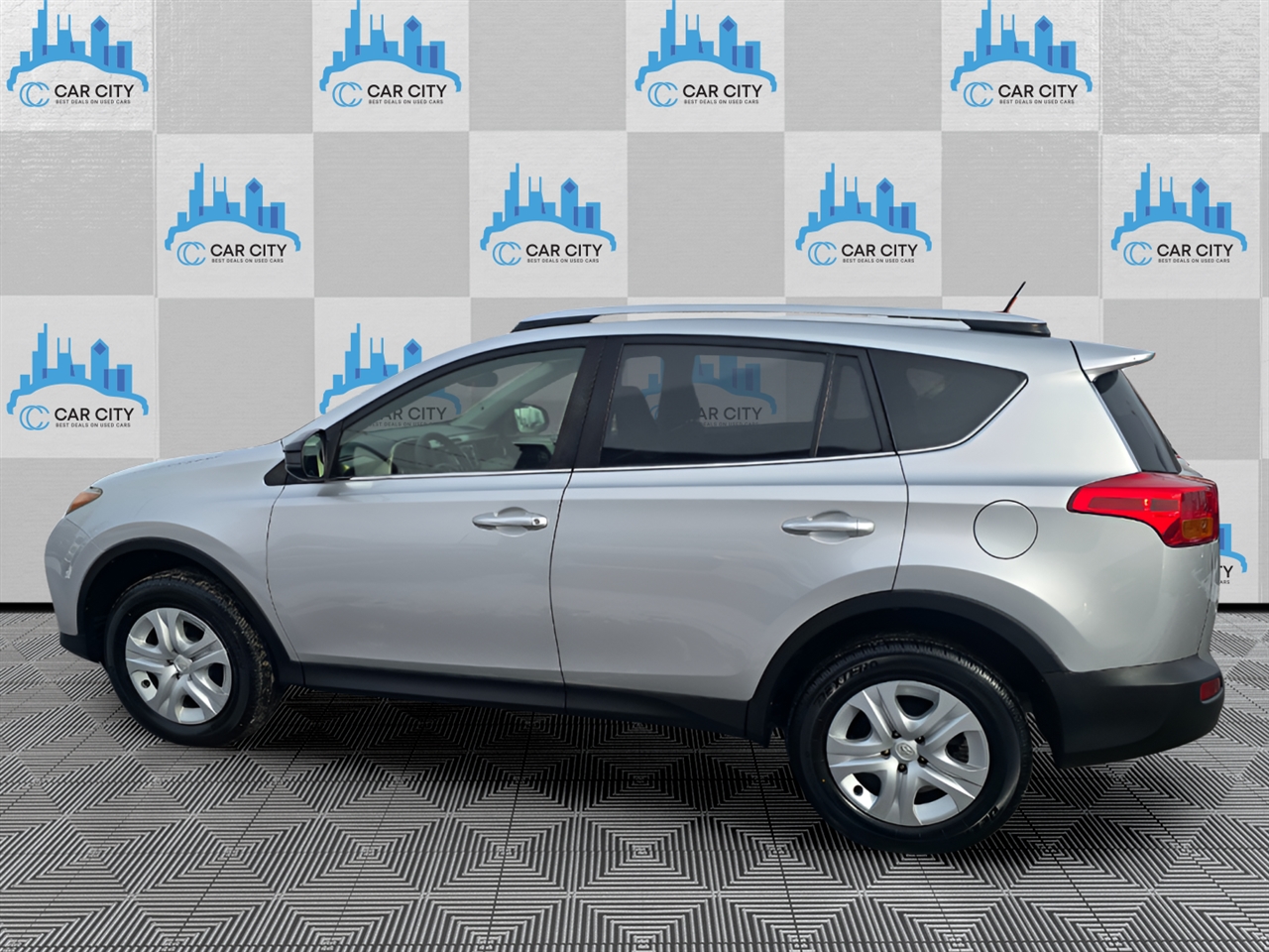 Toyota RAV4 LE FWD 2013