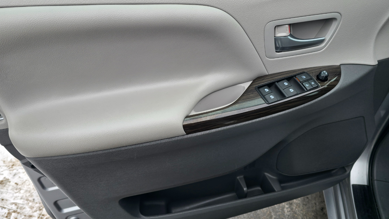 Toyota Sienna Limited AWD 7-Passenger V6 2015