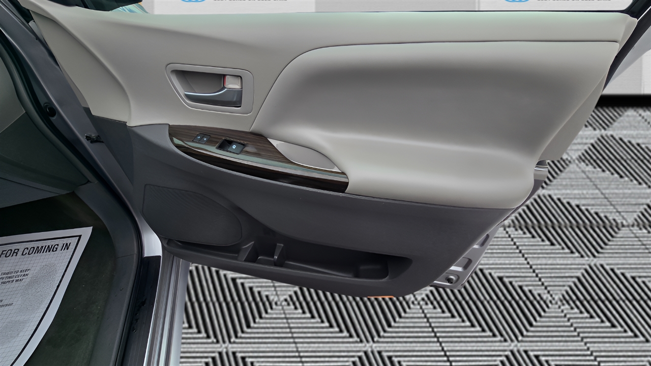 Toyota Sienna Limited AWD 7-Passenger V6 2015