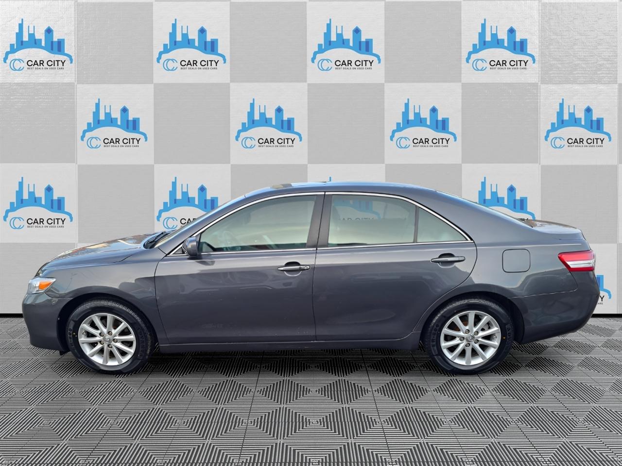 Toyota Camry XLE V6 6-Spd AT 2011