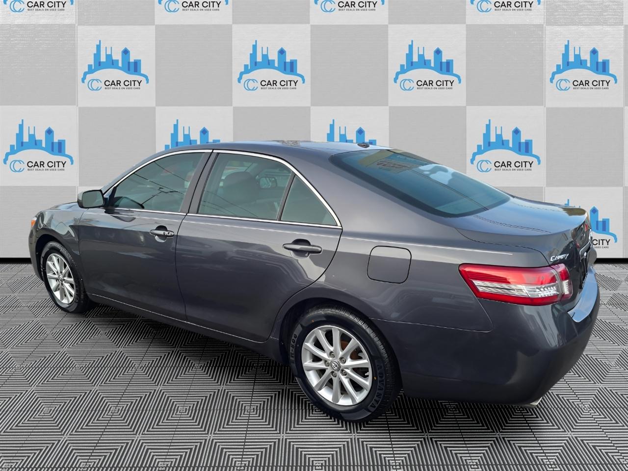 Toyota Camry XLE V6 6-Spd AT 2011