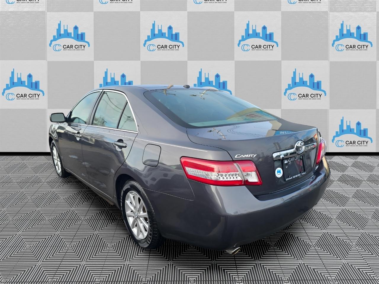 Toyota Camry XLE V6 6-Spd AT 2011