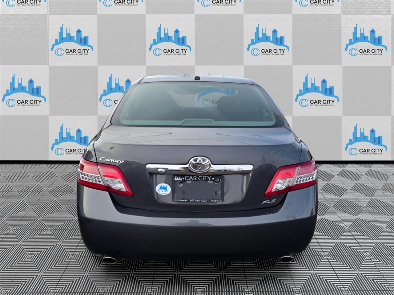 Toyota Camry XLE V6 6-Spd AT 2011