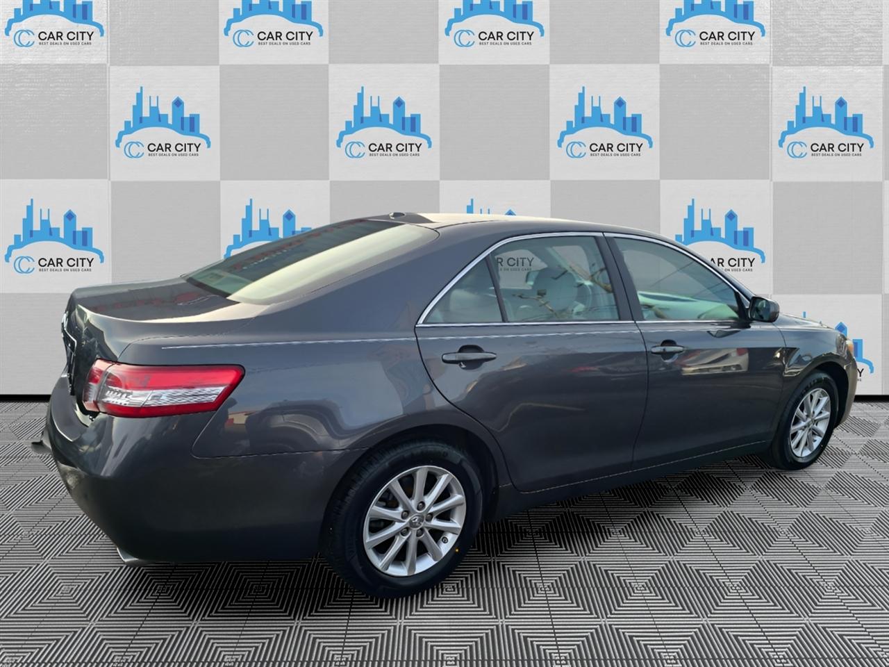 Toyota Camry XLE V6 6-Spd AT 2011