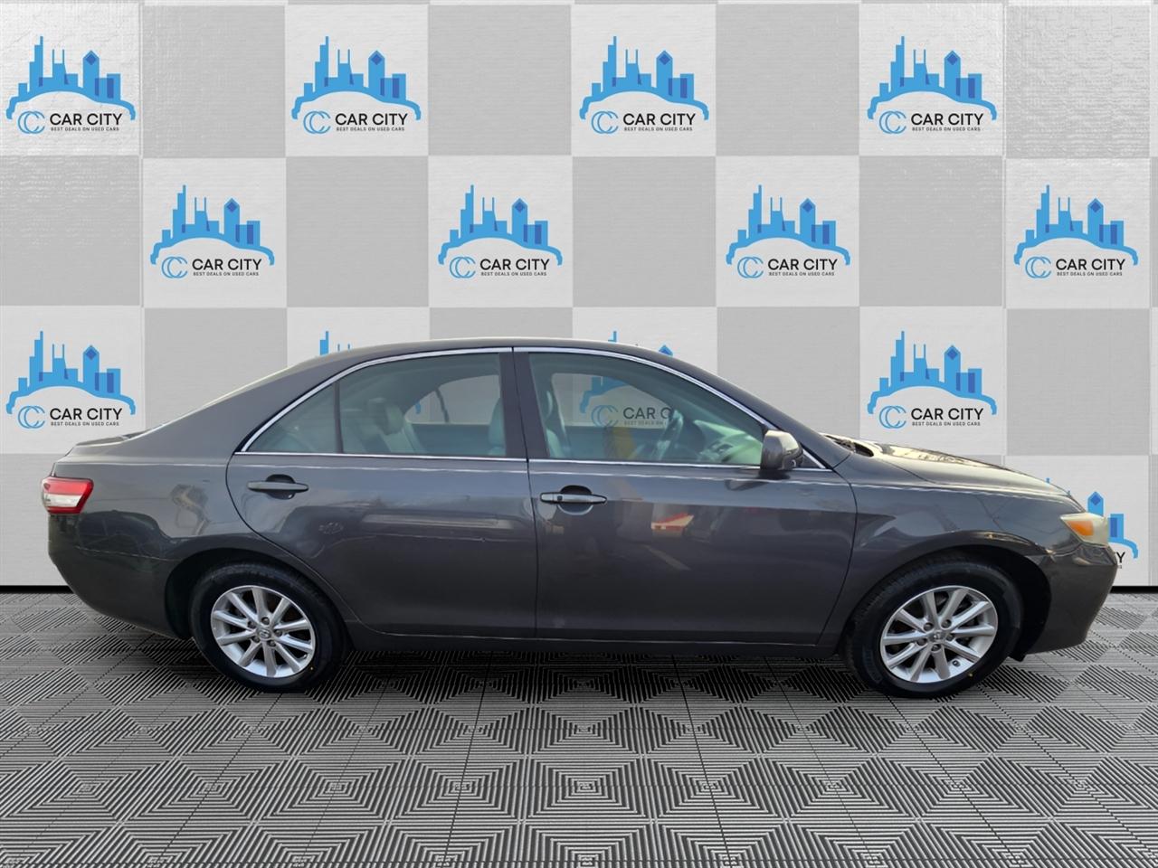 Toyota Camry XLE V6 6-Spd AT 2011