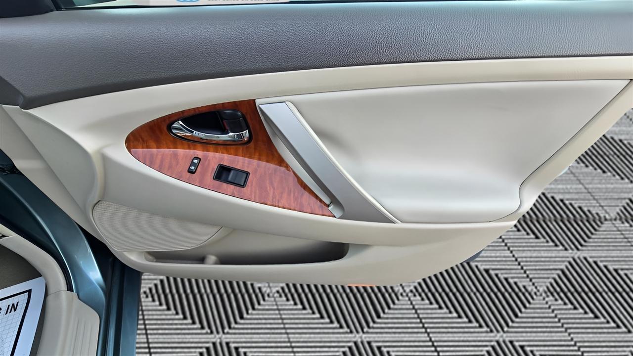 Toyota Camry XLE V6 6-Spd AT 2009