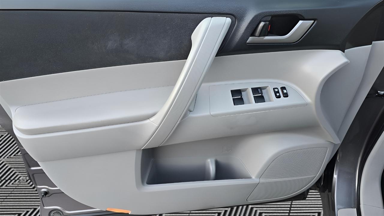 Toyota Highlander Hybrid 4WD 2013