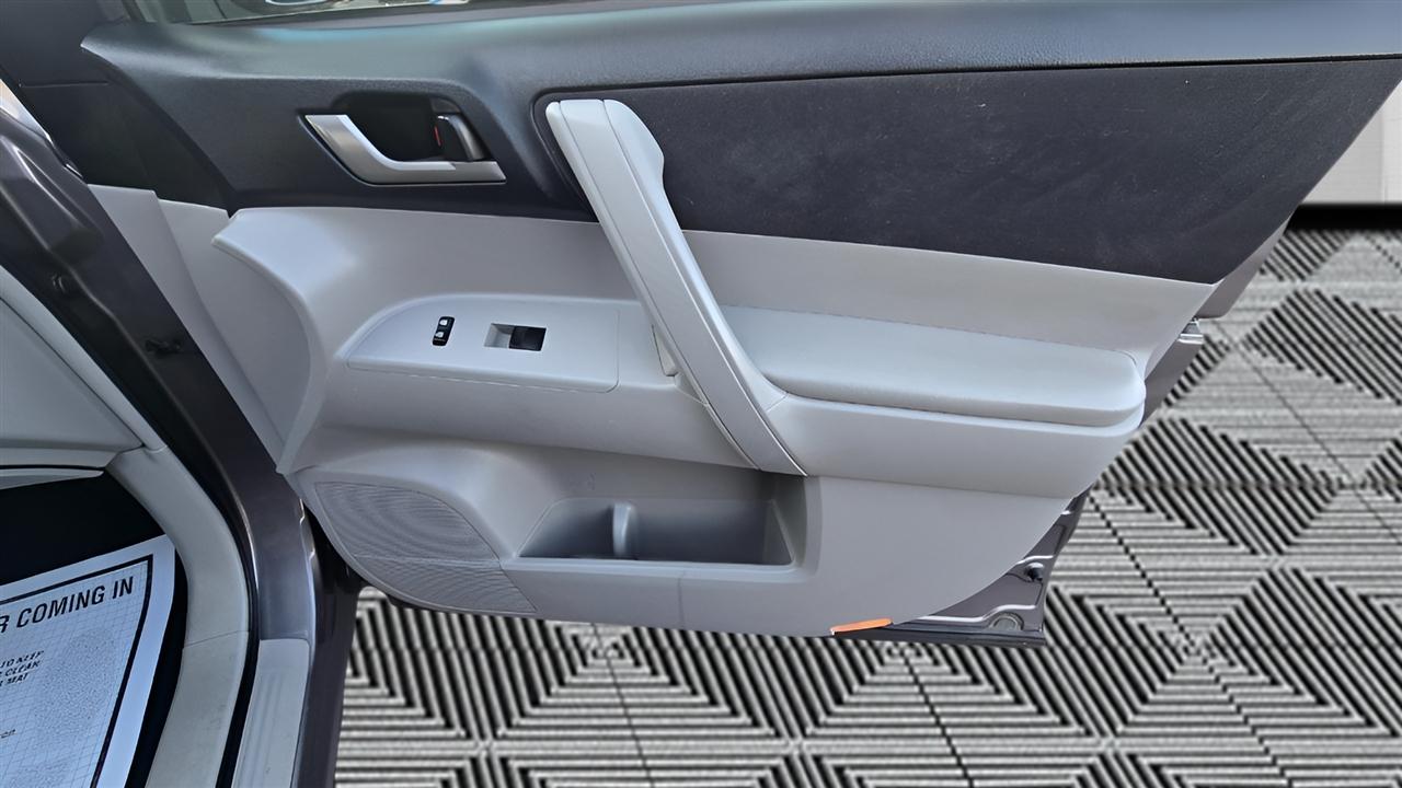 Toyota Highlander Hybrid 4WD 2013