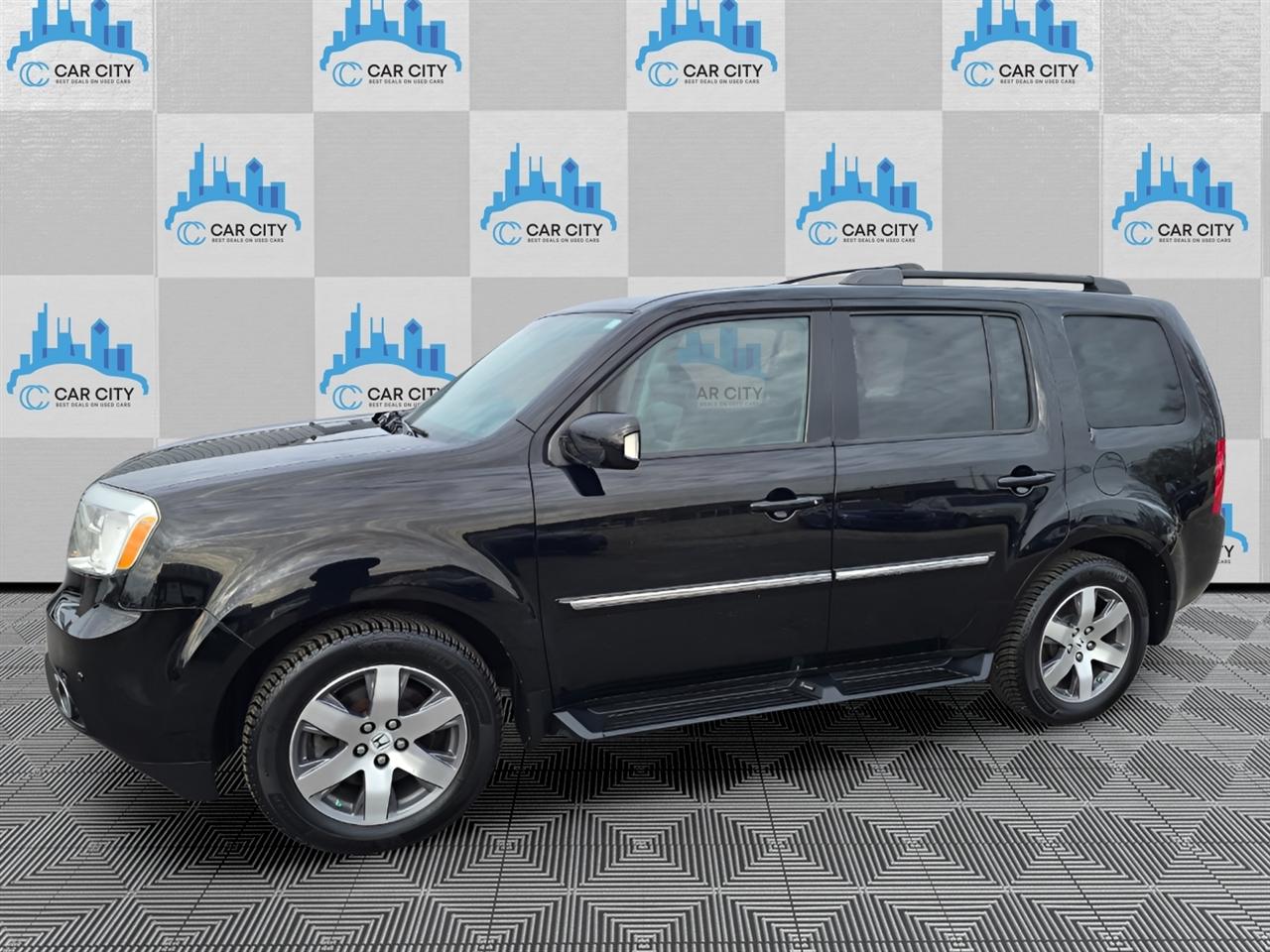 Honda Pilot Touring 4WD 5-Spd AT with DVD 2013