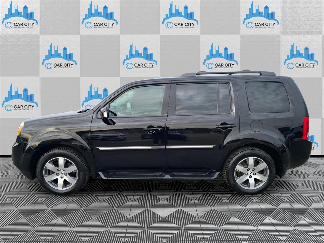 Honda Pilot Touring 4WD 5-Spd AT with DVD 2013