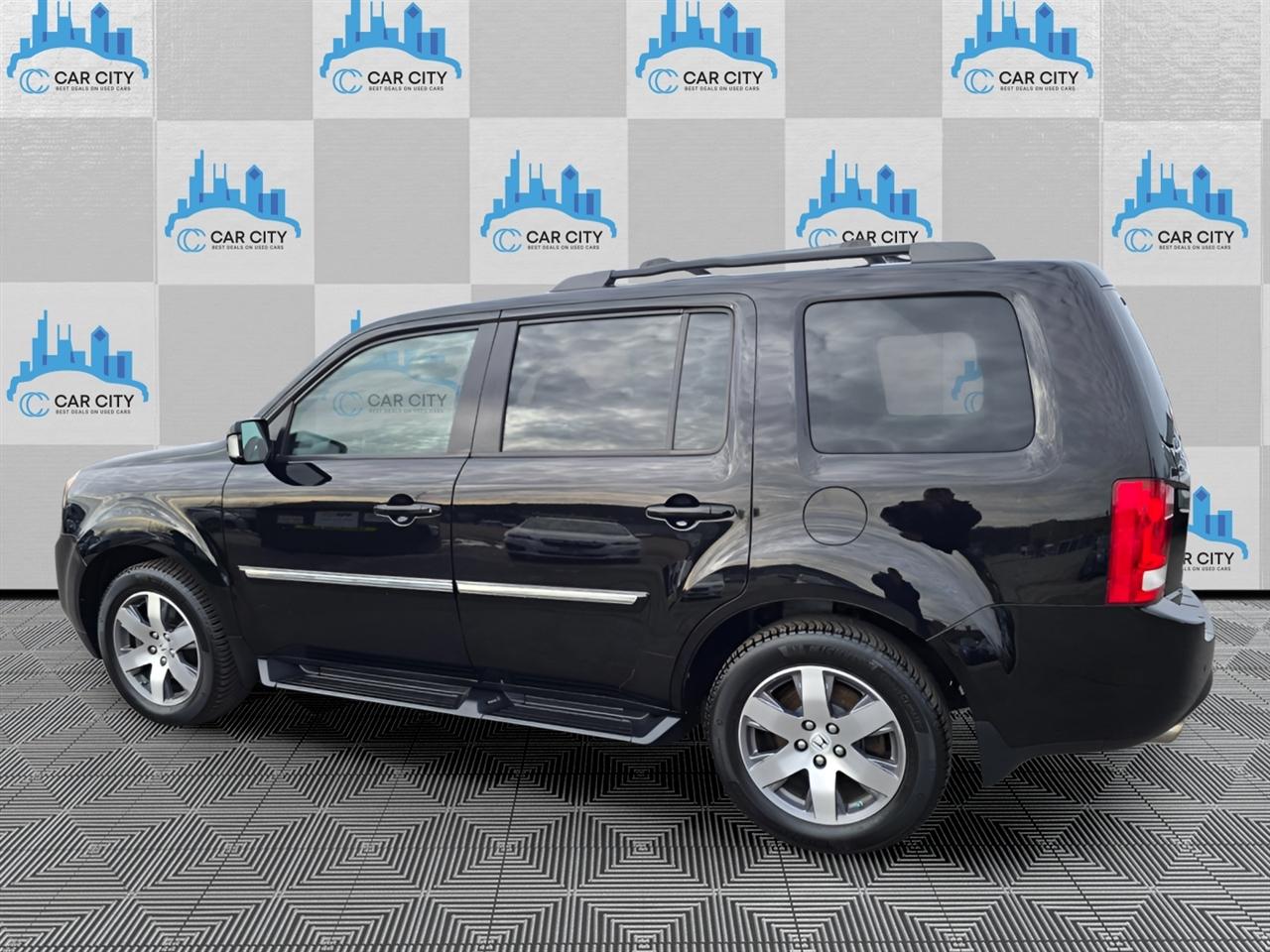 Honda Pilot Touring 4WD 5-Spd AT with DVD 2013