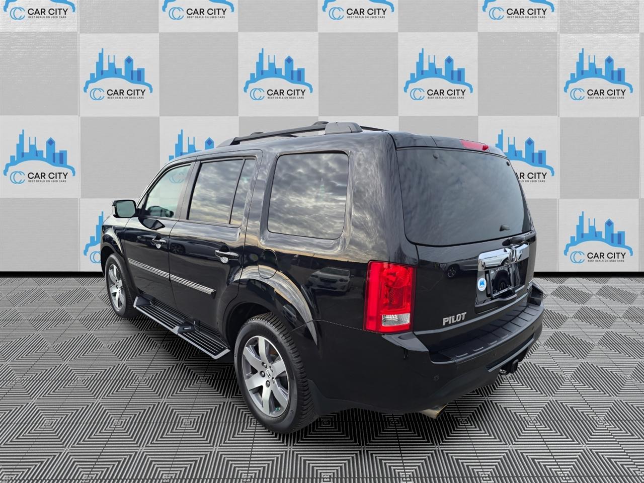 Honda Pilot Touring 4WD 5-Spd AT with DVD 2013