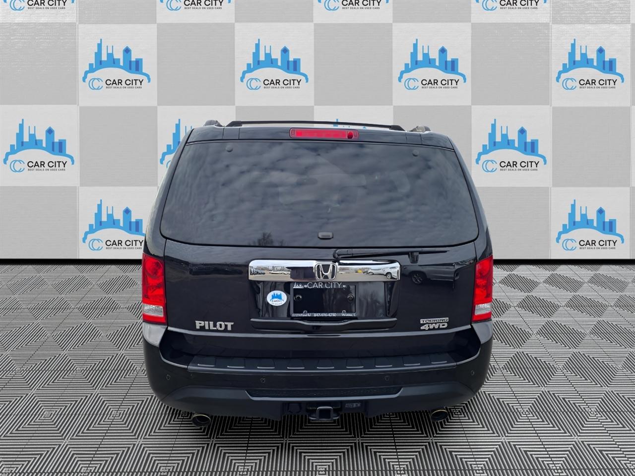 Honda Pilot Touring 4WD 5-Spd AT with DVD 2013