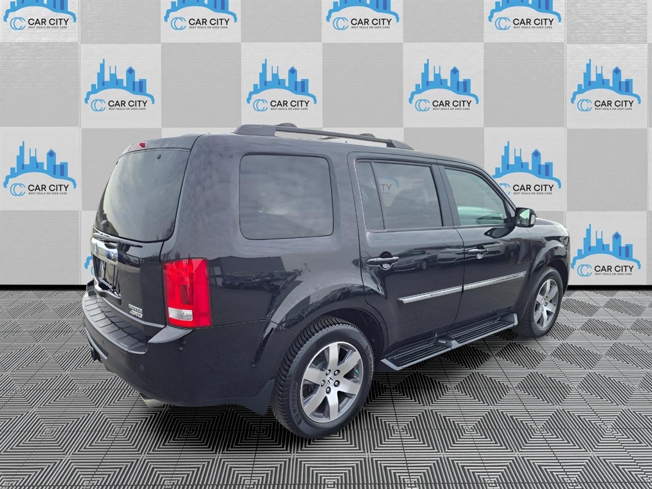 Honda Pilot Touring 4WD 5-Spd AT with DVD 2013