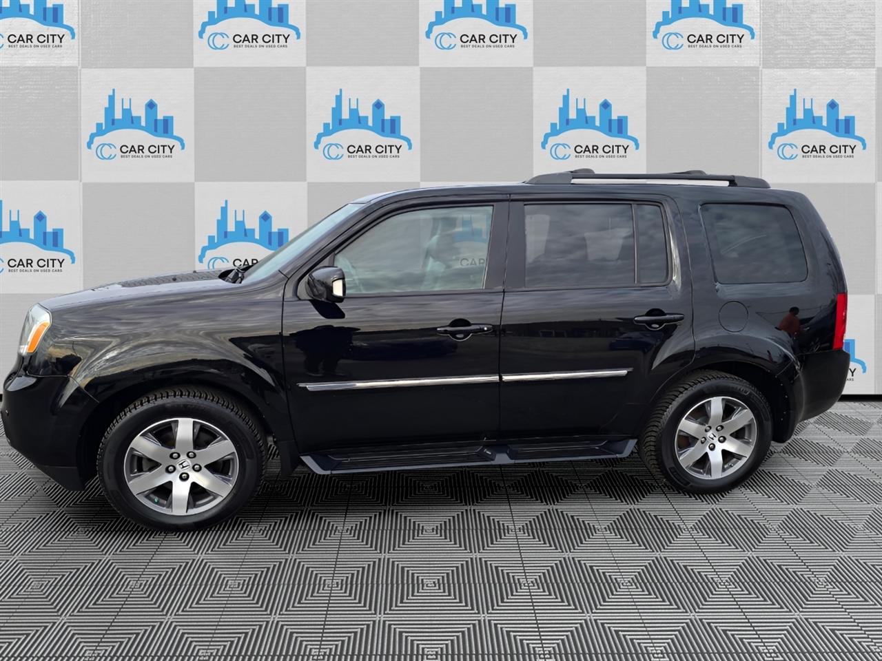 Honda Pilot Touring 4WD 5-Spd AT with DVD 2013