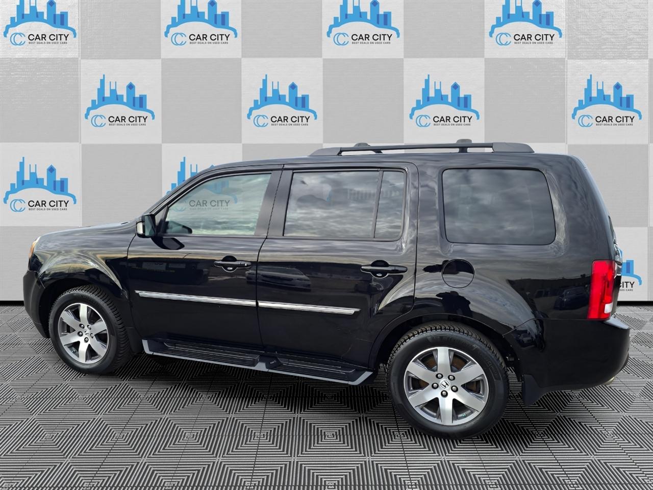 Honda Pilot Touring 4WD 5-Spd AT with DVD 2013