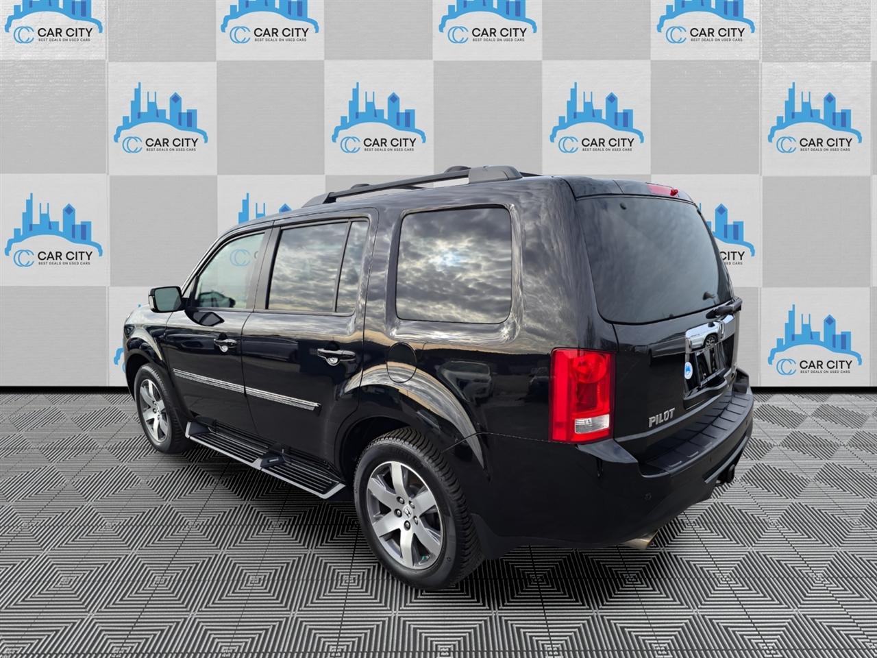 Honda Pilot Touring 4WD 5-Spd AT with DVD 2013