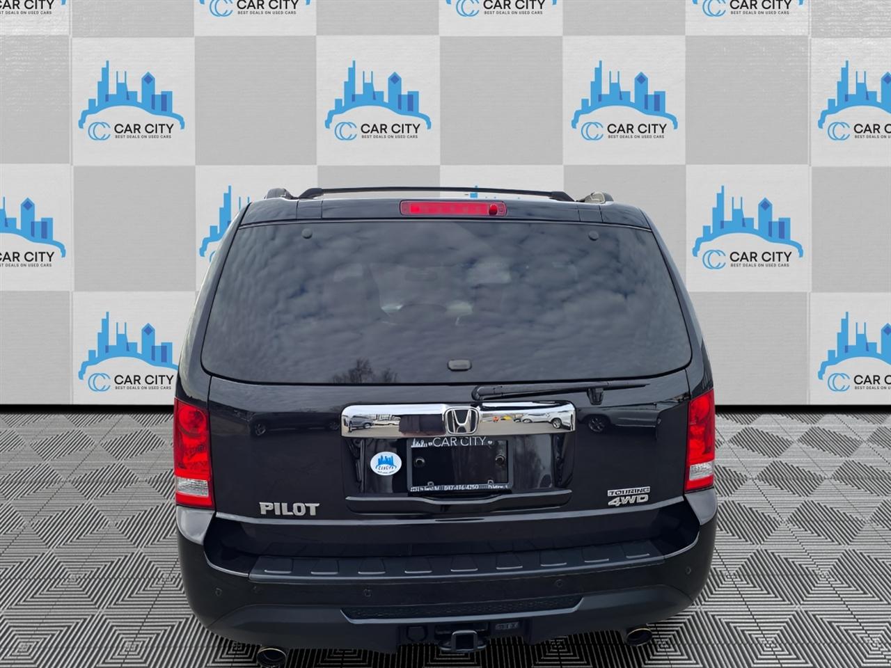 Honda Pilot Touring 4WD 5-Spd AT with DVD 2013