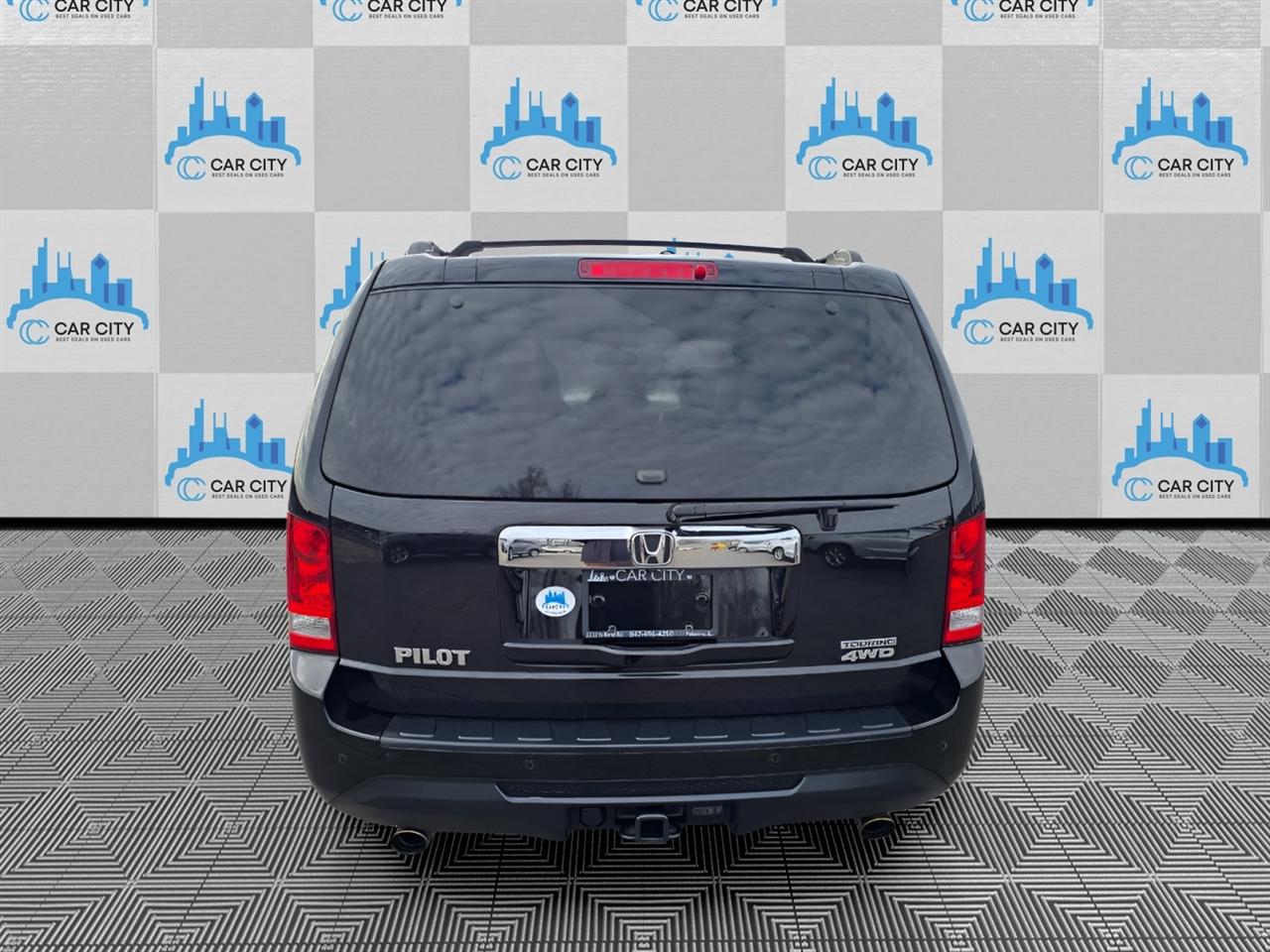 Honda Pilot Touring 4WD 5-Spd AT with DVD 2013