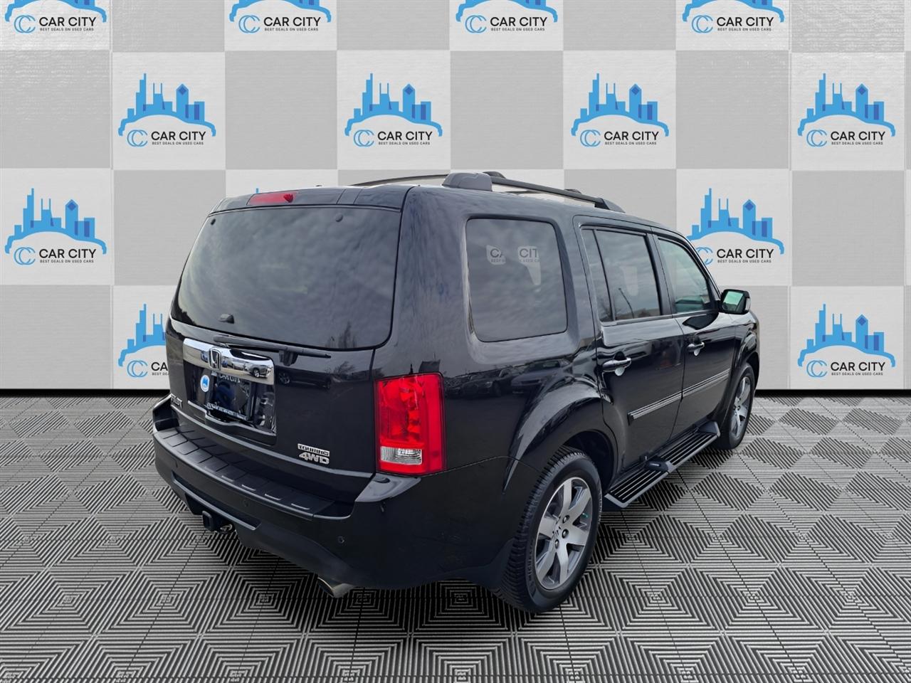Honda Pilot Touring 4WD 5-Spd AT with DVD 2013