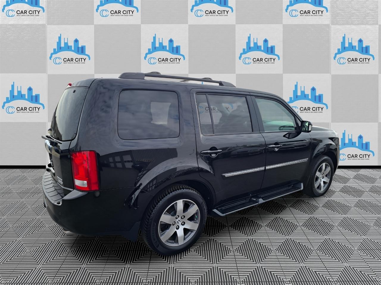 Honda Pilot Touring 4WD 5-Spd AT with DVD 2013