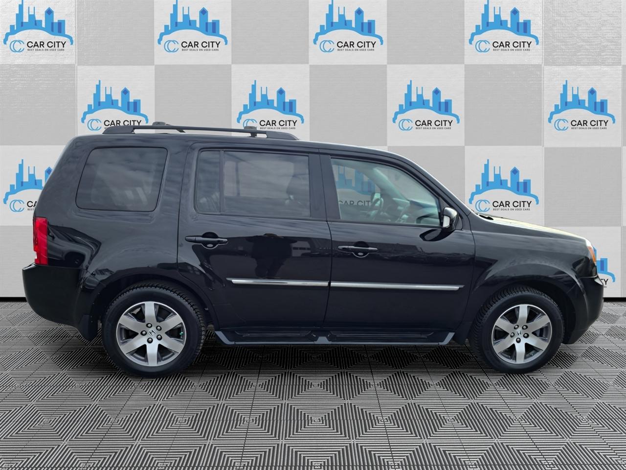 Honda Pilot Touring 4WD 5-Spd AT with DVD 2013