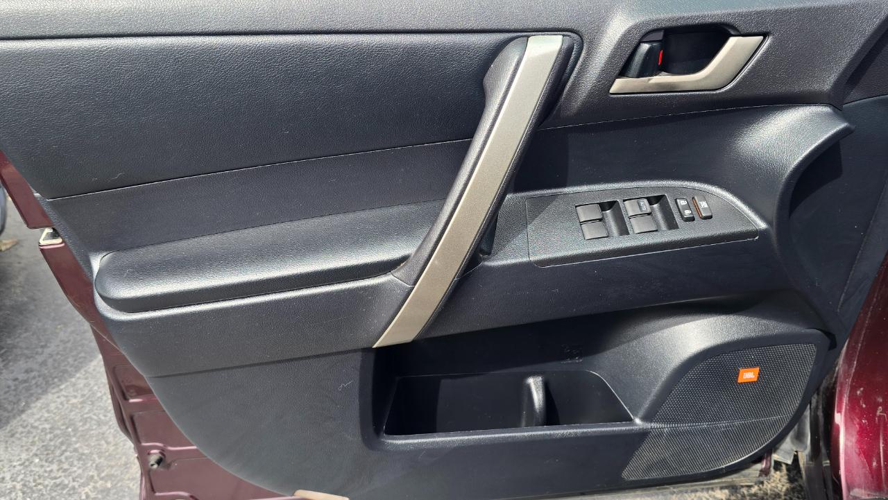 Toyota Highlander 4dr V6 4WD (Natl) 2011