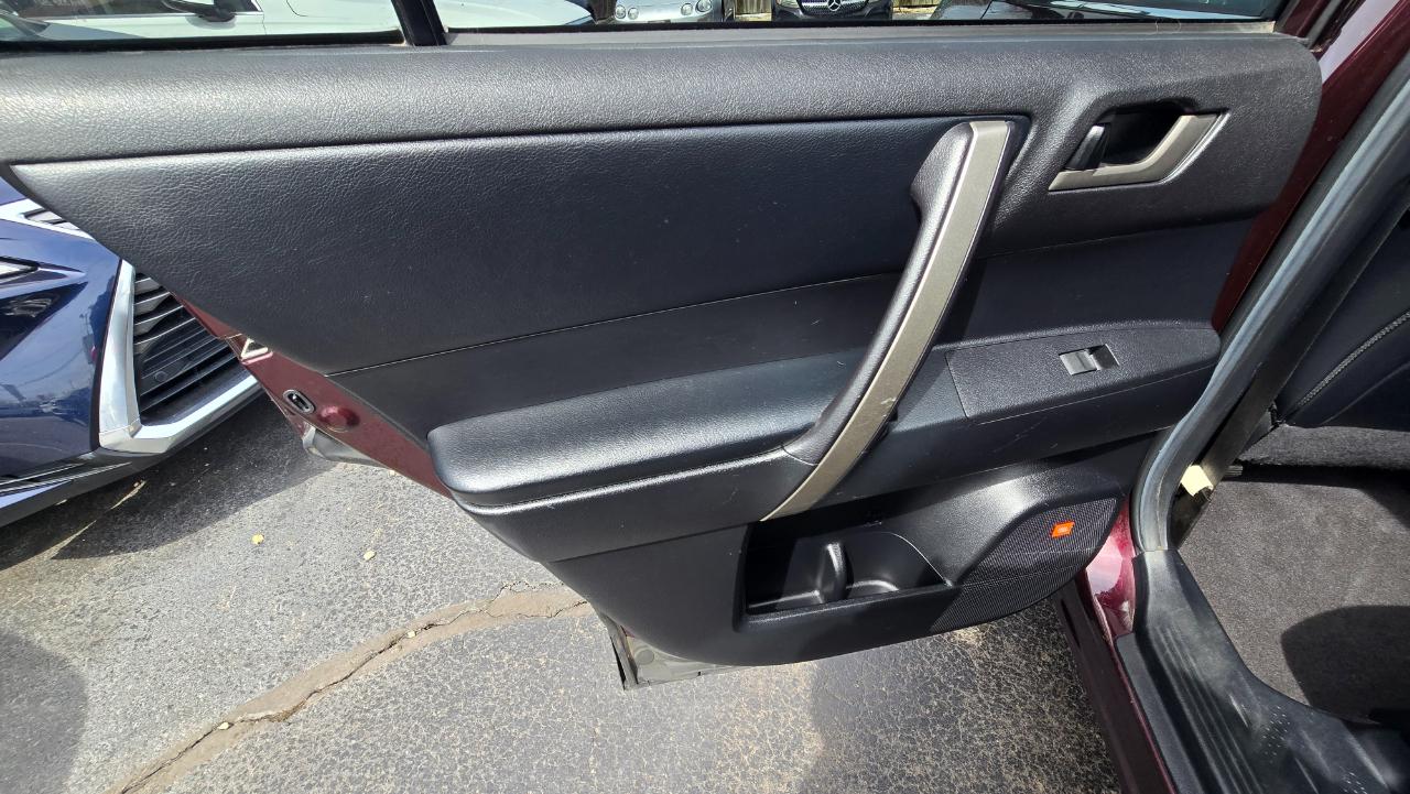 Toyota Highlander 4dr V6 4WD (Natl) 2011