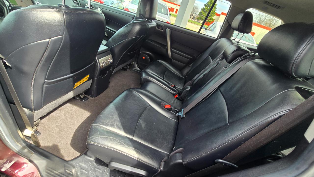 Toyota Highlander 4dr V6 4WD (Natl) 2011