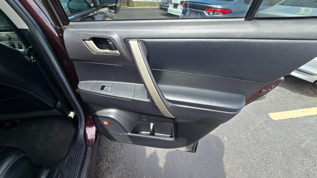 Toyota Highlander 4dr V6 4WD (Natl) 2011