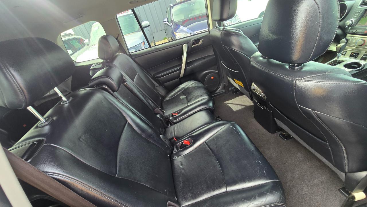 Toyota Highlander 4dr V6 4WD (Natl) 2011