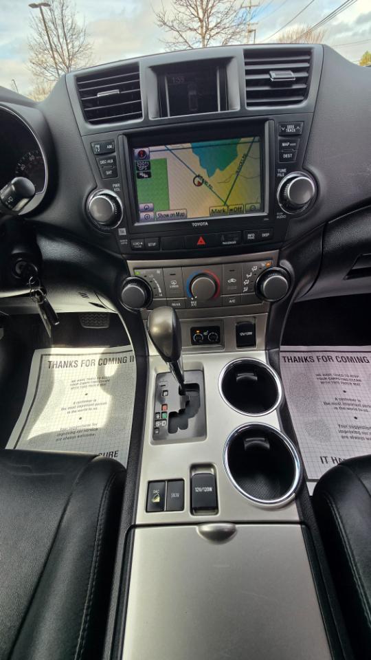 Toyota Highlander 4dr V6 4WD (Natl) 2011