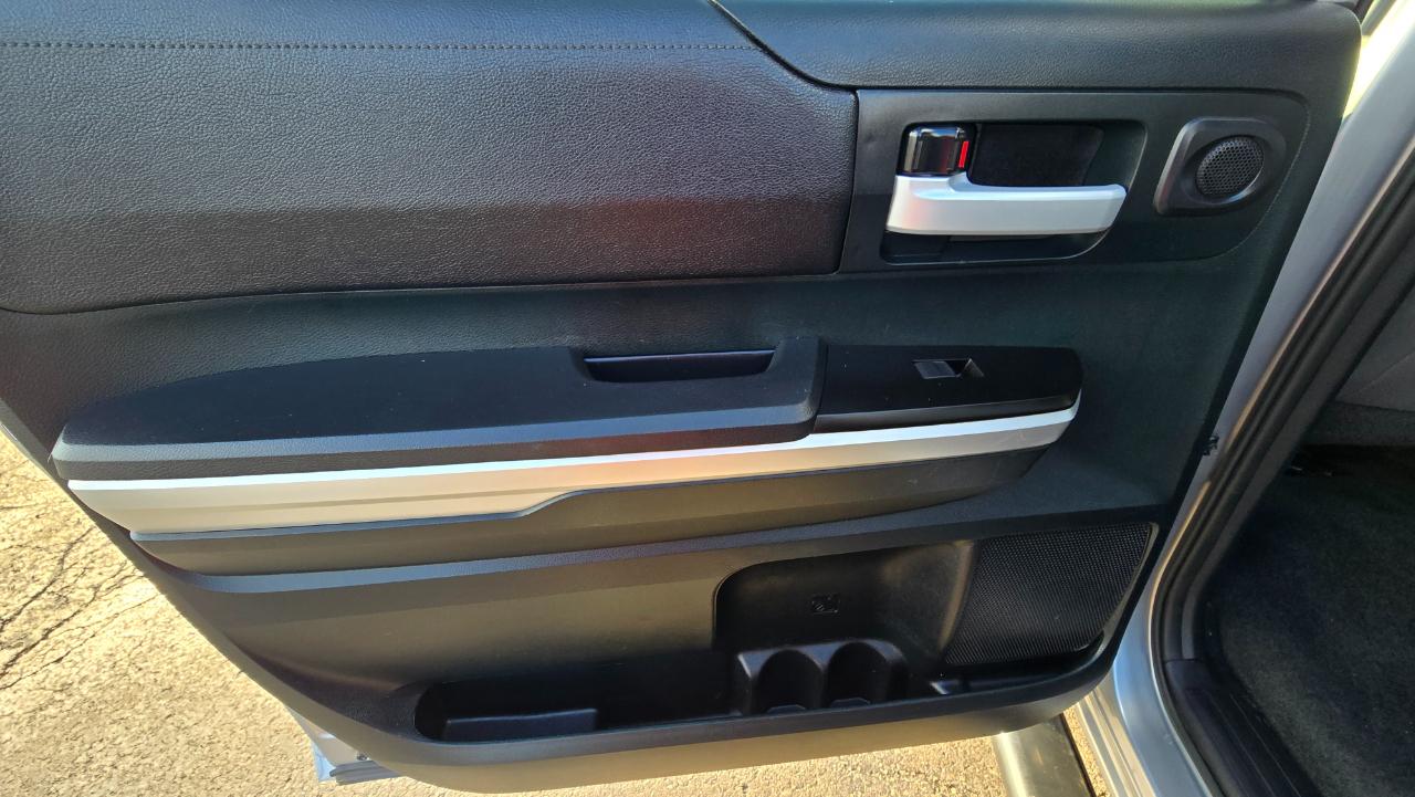 Toyota Tundra SR5 5.7L V8 FFV CrewMax 4WD 2017