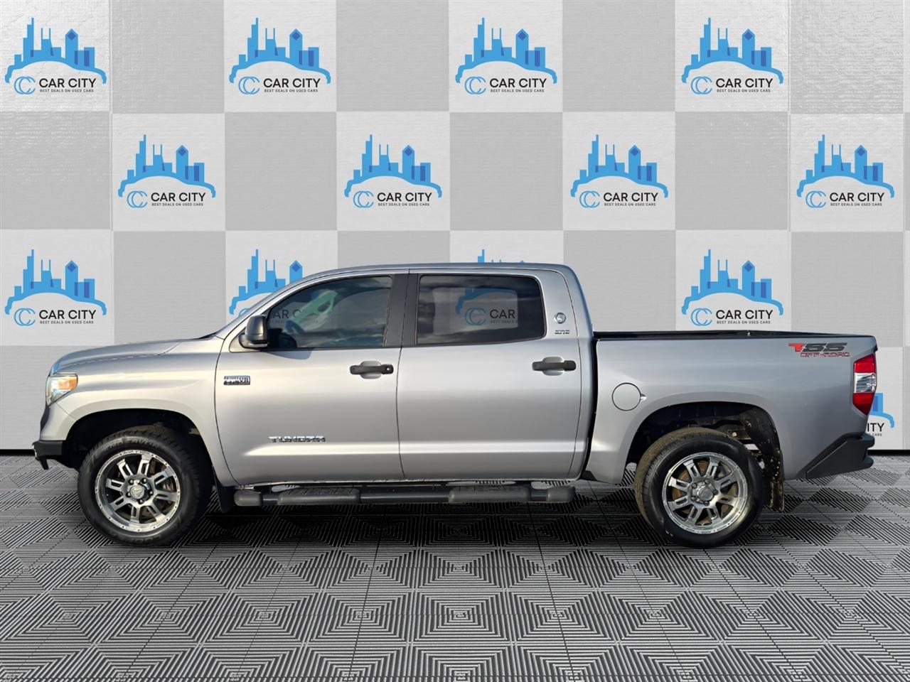 Toyota Tundra SR5 5.7L V8 FFV CrewMax 4WD 2017