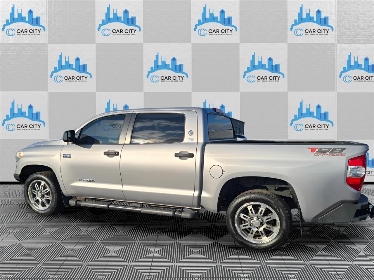 Toyota Tundra SR5 5.7L V8 FFV CrewMax 4WD 2017