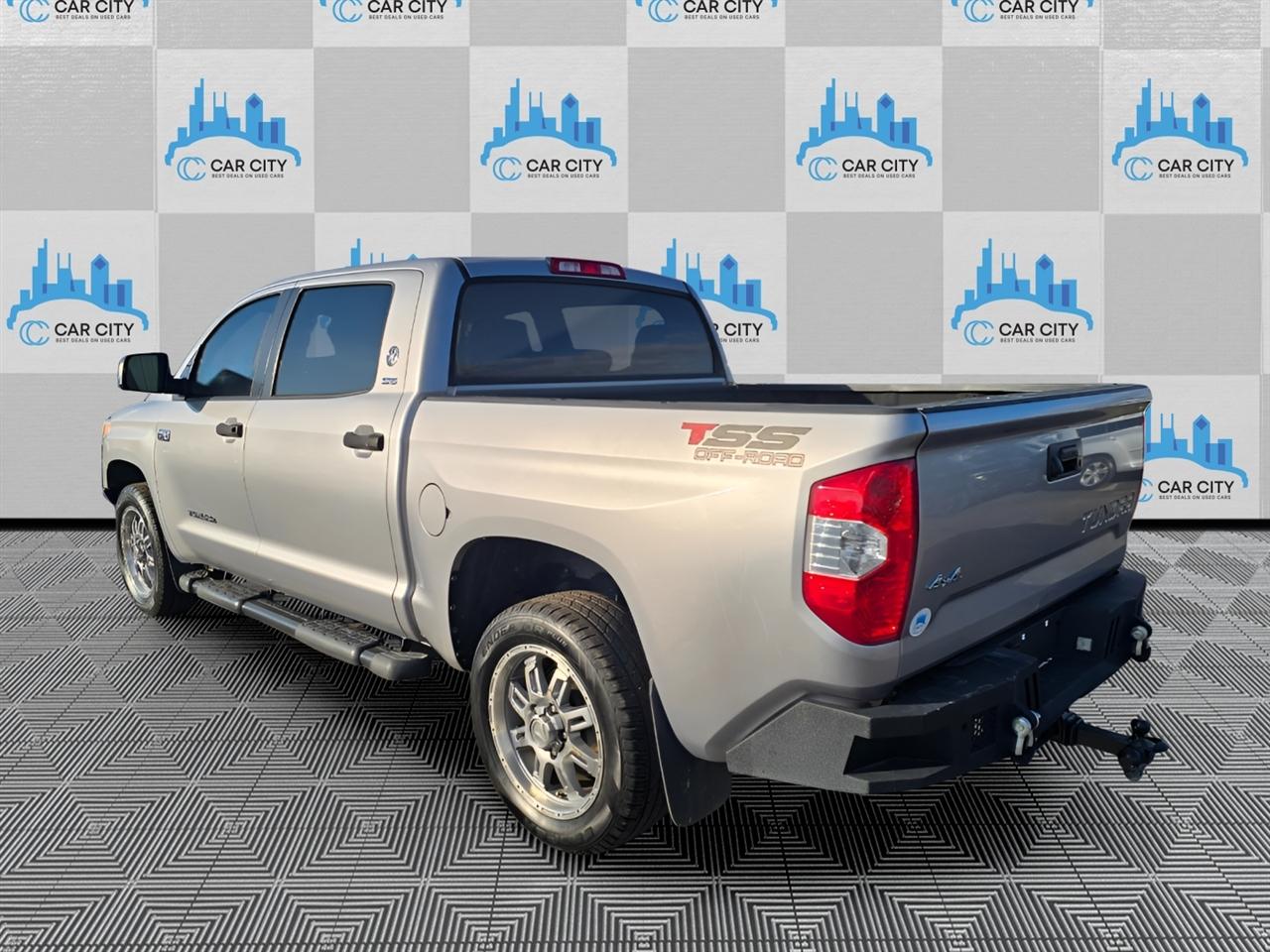 Toyota Tundra SR5 5.7L V8 FFV CrewMax 4WD 2017