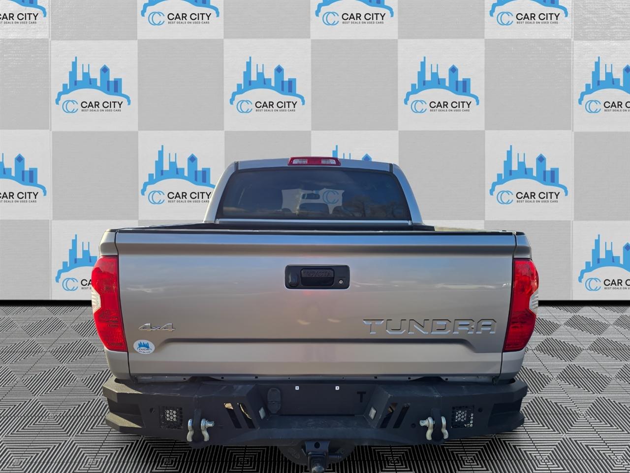 Toyota Tundra SR5 5.7L V8 FFV CrewMax 4WD 2017