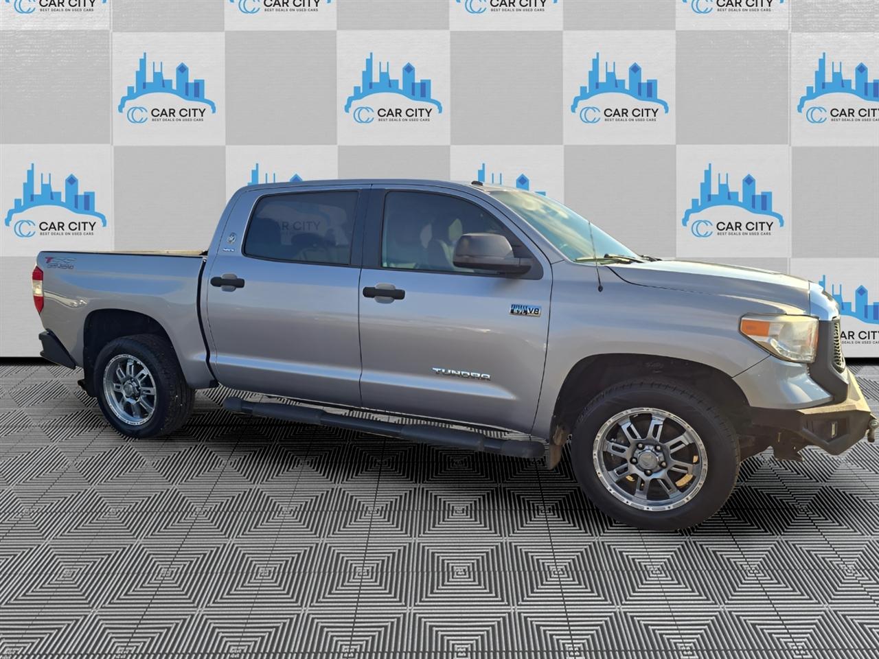Toyota Tundra SR5 5.7L V8 FFV CrewMax 4WD 2017