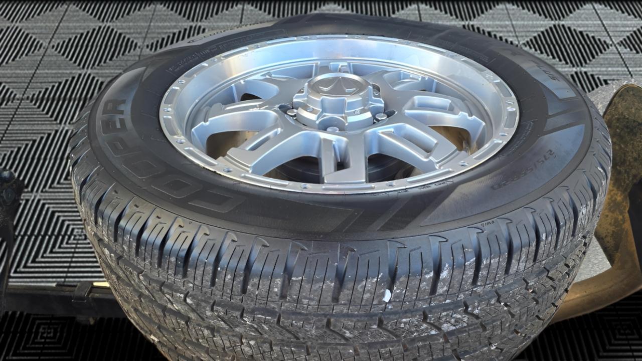 Toyota Tundra SR5 5.7L V8 FFV CrewMax 4WD 2017